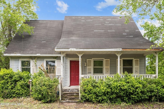new england style home featuring a porch