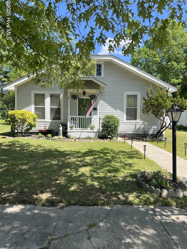 915 Saint David St, Tarboro, NC 27886 - bungalow-style home with a porch and a front lawn