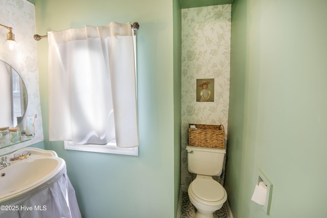 915 Saint David St, Tarboro, NC 27886 - half bath with wallpapered walls and toilet