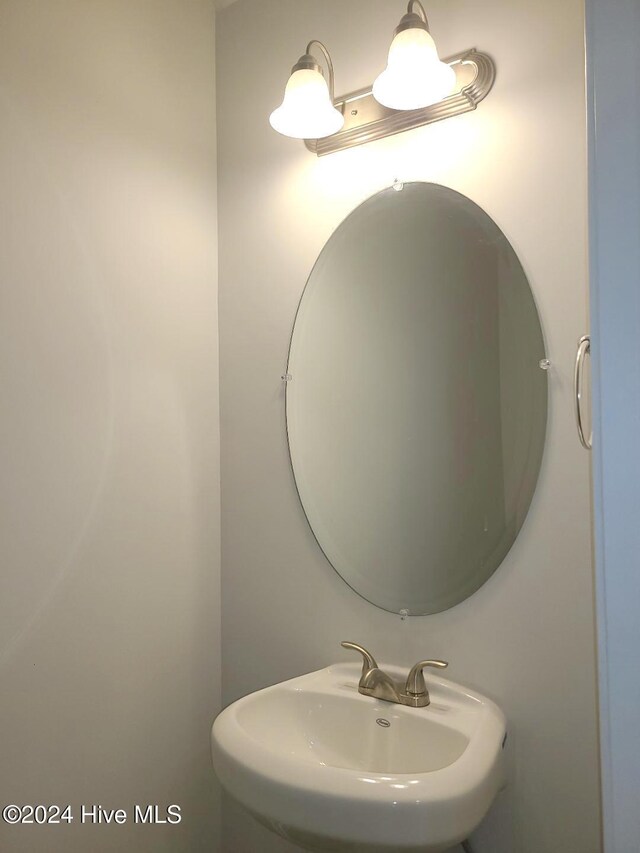bathroom featuring a sink