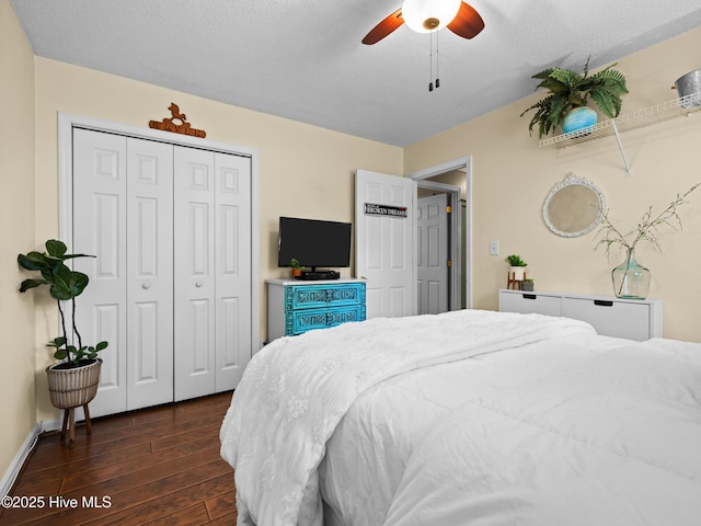 433 Dion Dr, Hubert, NC 28539 - bedroom featuring a textured ceiling, a ceiling fan, baseboards, dark wood-type flooring, and a closet