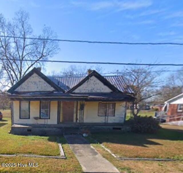 view of front facade featuring covered porch and a front lawn