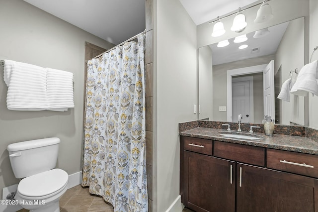 full bathroom with baseboards, a shower with shower curtain, toilet, vanity, and tile patterned flooring