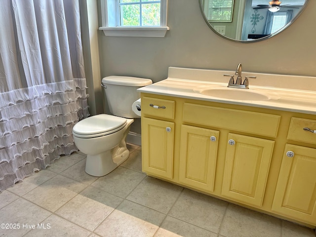 full bath featuring toilet, a ceiling fan, curtained shower, and vanity