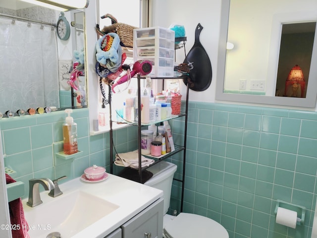 504 E S St, Fremont, NC 27830 - full bathroom featuring tile walls, toilet, vanity, and curtained shower