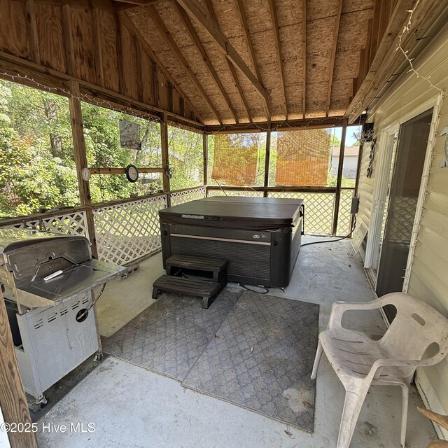 501 Blackfoot Trl, Edenton, NC 27932 - sunroom featuring a jacuzzi