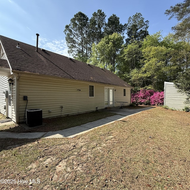 501 Blackfoot Trl, Edenton, NC 27932 - rear view of house featuring a shingled roof, a yard, and central AC