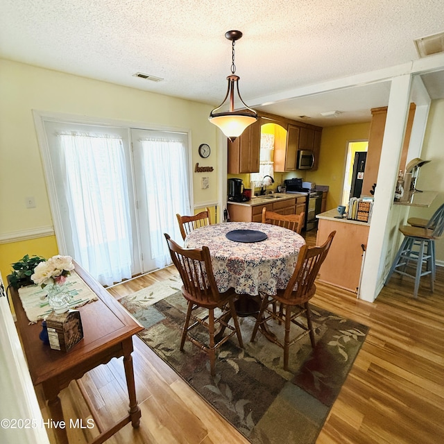 501 Blackfoot Trl, Edenton, NC 27932 - dining area featuring light wood finished floors, visible vents, and a textured ceiling
