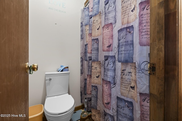 full bath featuring a shower with shower curtain and toilet