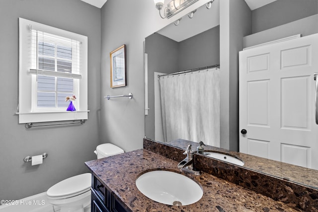 full bathroom featuring toilet, baseboards, a shower with curtain, and vanity