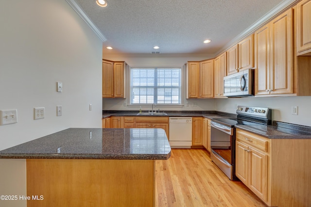 1708 N County Dr, Castle Hayne, NC 28429 - kitchen with stainless steel appliances, a sink, a textured ceiling, light wood finished floors, and recessed lighting