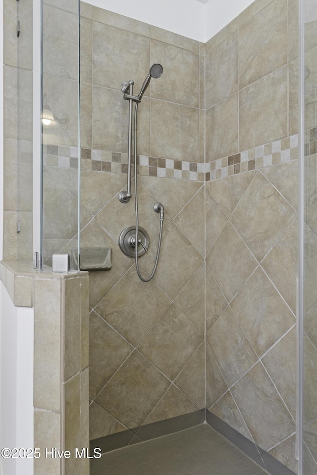 bathroom featuring a tile shower