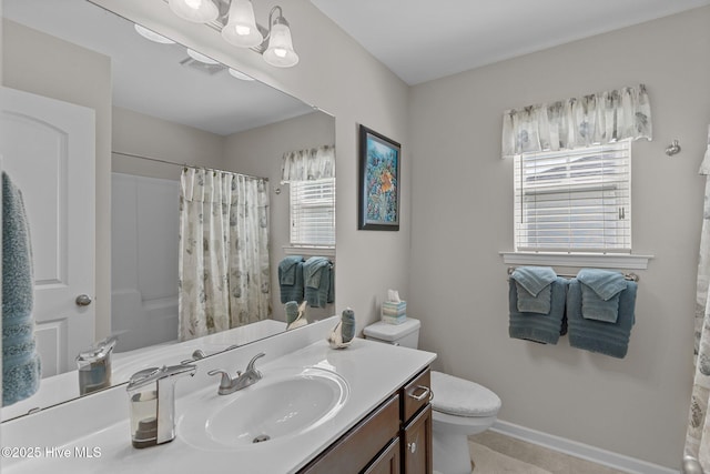 full bath featuring toilet, vanity, a shower with curtain, and baseboards