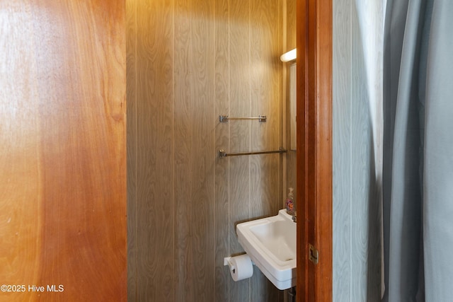 bathroom featuring a sink