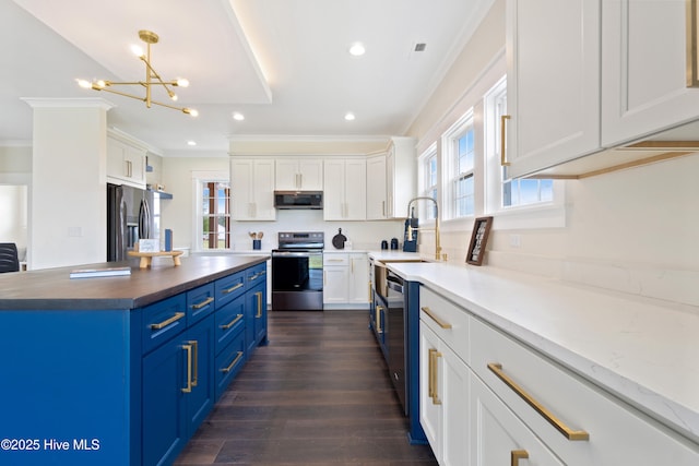 kitchen featuring a sink, blue cabinets, stainless steel appliances, white cabinets, and ornamental molding