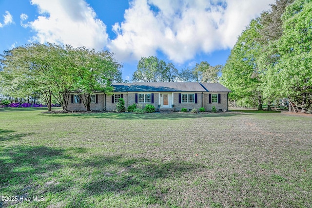 1401 W Queen St, Edenton, NC 27932 - ranch-style home featuring brick siding and a front lawn