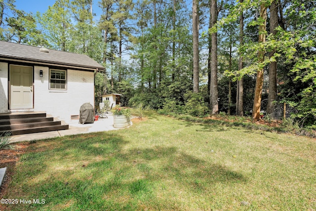 view of grassy yard featuring a patio area