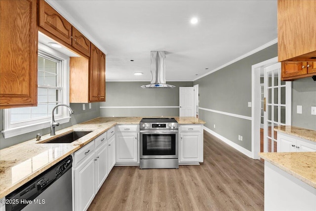 kitchen with stainless steel appliances, a peninsula, a sink, light wood-type flooring, and island range hood