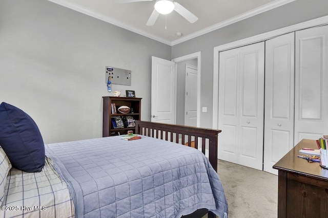 bedroom with crown molding, a closet, light carpet, and ceiling fan