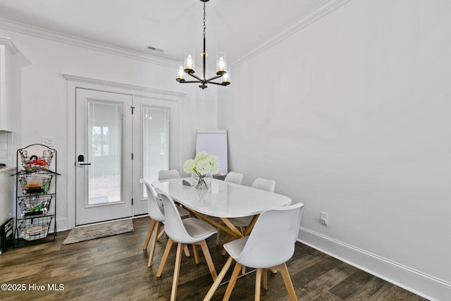 dining room featuring visible vents, crown molding, dark wood-style floors, and an inviting chandelier