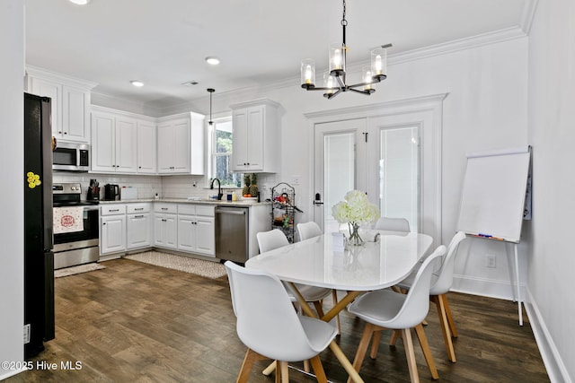 dining space with recessed lighting, a notable chandelier, crown molding, baseboards, and dark wood-style flooring
