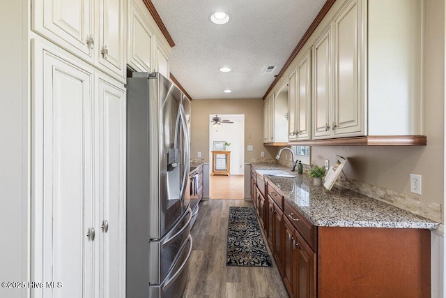 laundry room featuring dark wood-style floors, a sink, washer and dryer, a textured ceiling, and ceiling fan