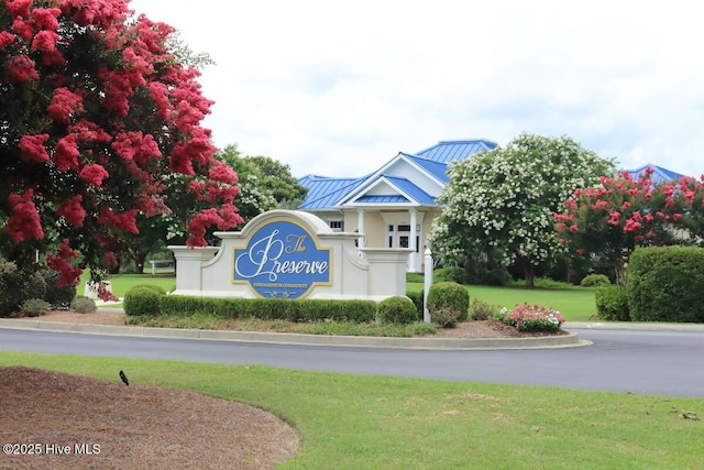 community sign with a lawn