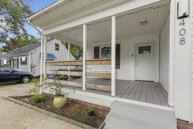 property entrance featuring a porch