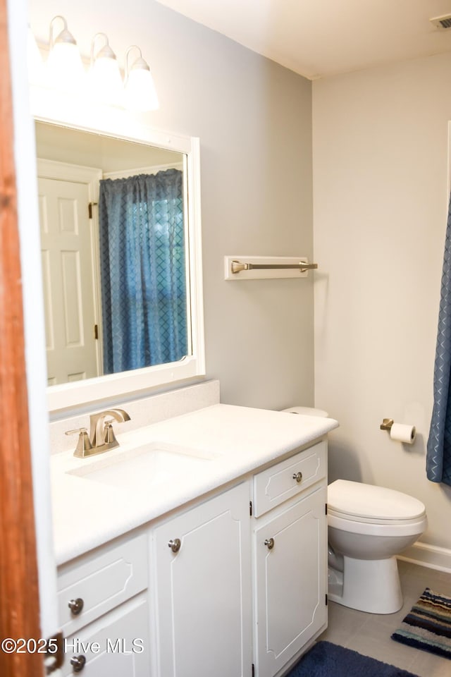 full bath featuring curtained shower, tile patterned flooring, visible vents, toilet, and vanity