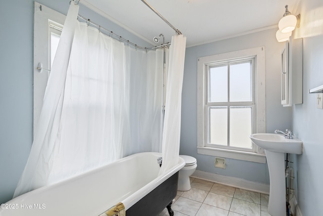 802 2nd St, Elizabeth City, NC 27909 - bathroom featuring baseboards, toilet, a sink, crown molding, and a bathing tub