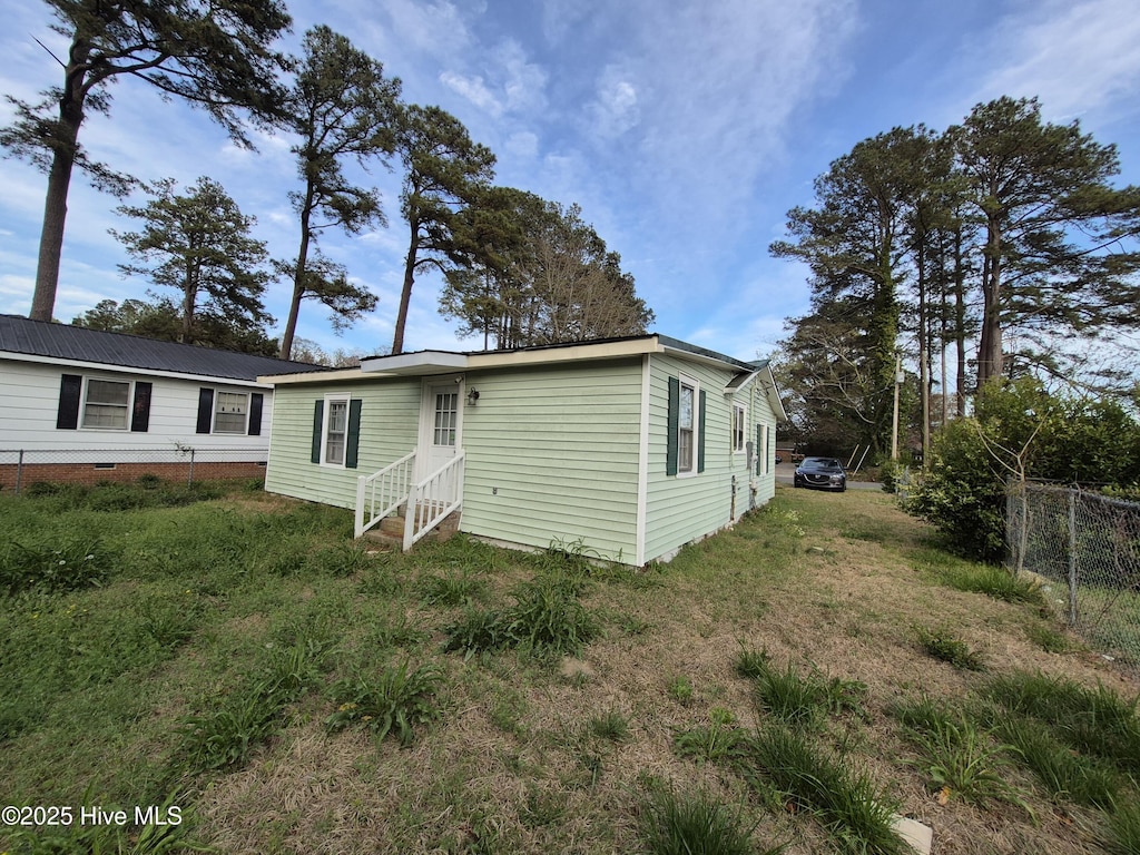 view of front of home featuring entry steps and fence