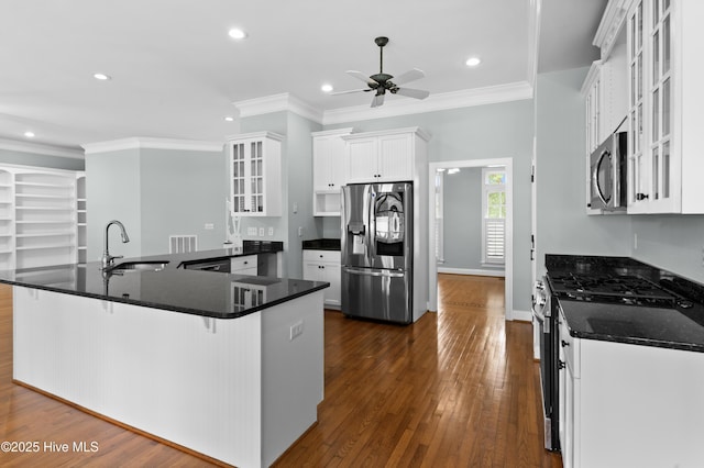 kitchen featuring recessed lighting, a sink, dark wood-style flooring, stainless steel appliances, and ceiling fan