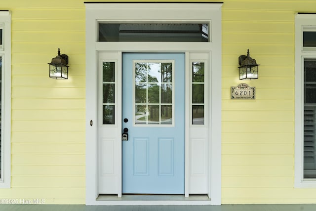 property entrance featuring a porch