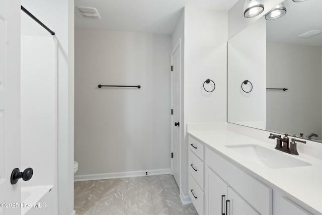 full bathroom featuring toilet, visible vents, vanity, and baseboards