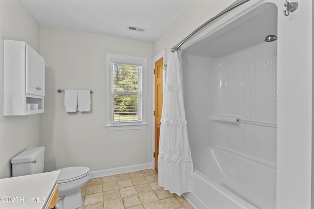 full bathroom with visible vents, toilet, vanity, baseboards, and shower / tub combo