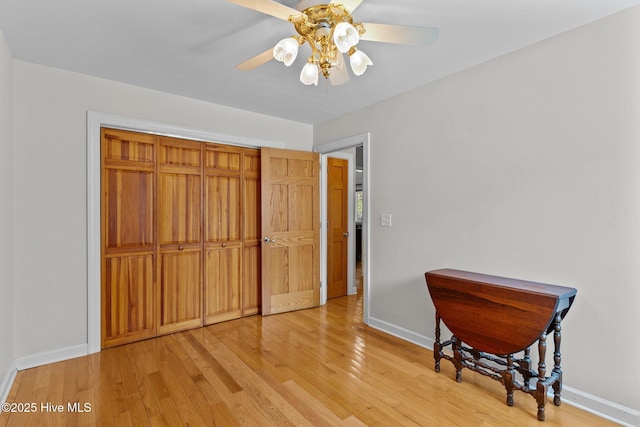 bedroom with ceiling fan, baseboards, light wood-style floors, and a closet