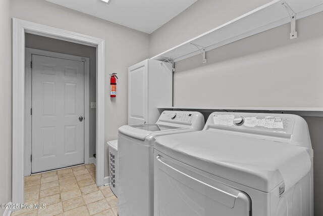 laundry area featuring independent washer and dryer, laundry area, and baseboards