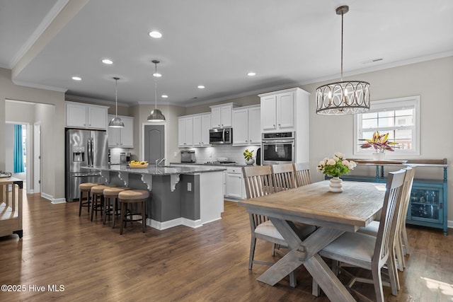 dining area with ornamental molding, recessed lighting, dark wood finished floors, a chandelier, and baseboards