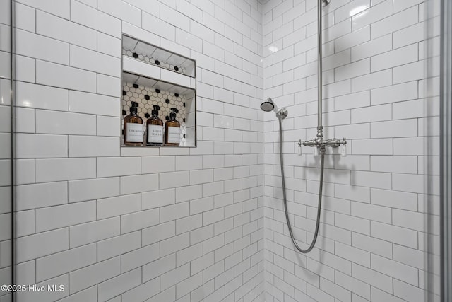 full bathroom featuring a tile shower