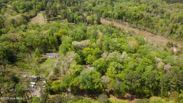 birds eye view of property featuring a forest view