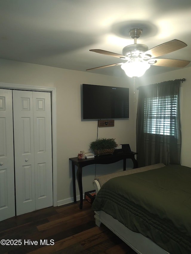 bedroom featuring wood finished floors, ceiling fan, a closet, and baseboards
