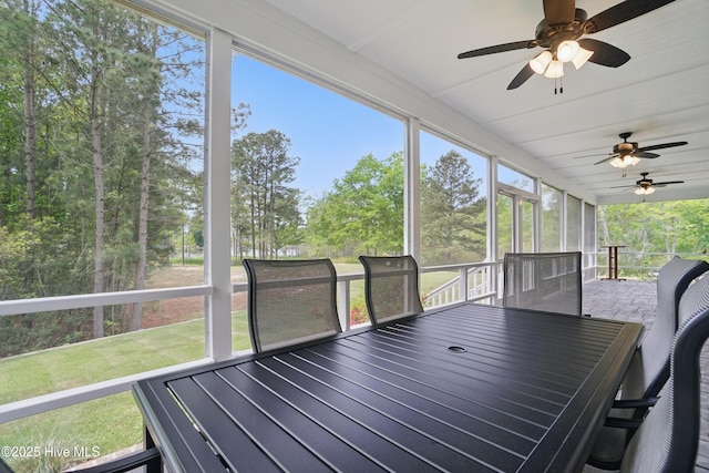 sunroom with ceiling fan