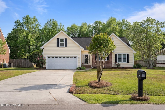 view of front of house featuring fence, driveway, and a front yard