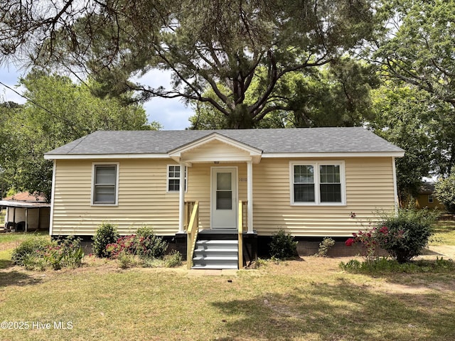 1010 Warren St, Clinton, NC 28328 - view of front of property with a front yard and roof with shingles