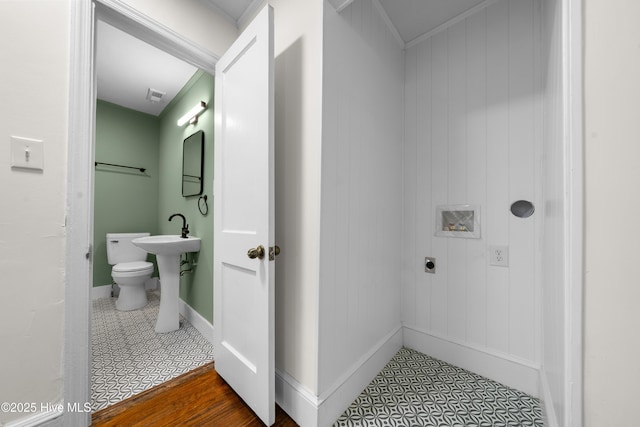 washroom with hookup for an electric dryer, tile patterned floors, hookup for a washing machine, and visible vents