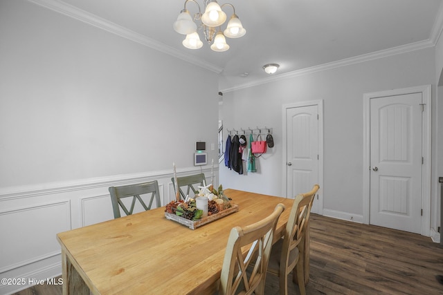 dining room featuring crown molding, dark wood-style flooring, and an inviting chandelier