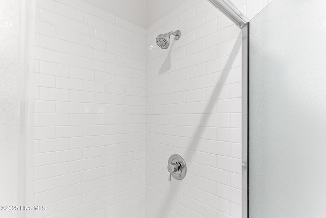 details featuring tiled shower
