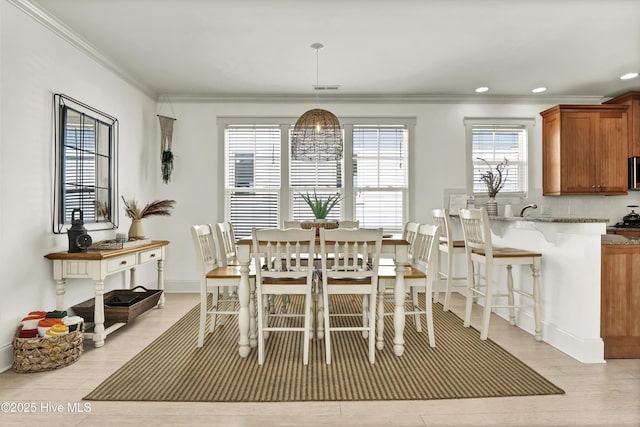dining room with crown molding, recessed lighting, visible vents, and light wood finished floors