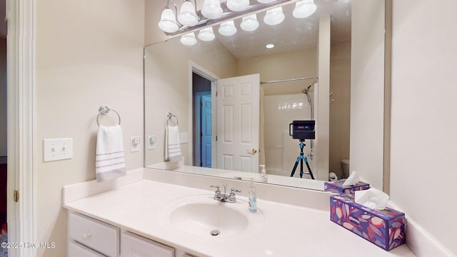 full bath with curtained shower, toilet, and vanity