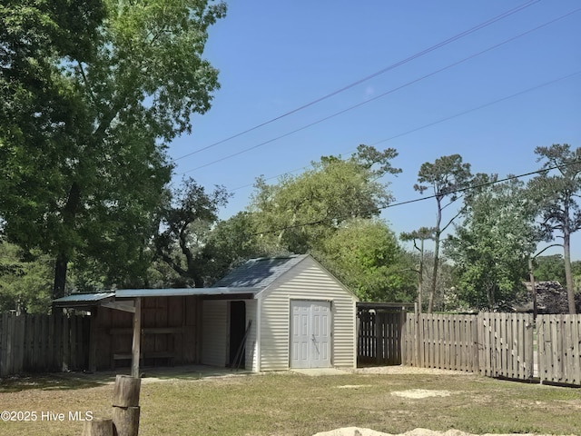 view of outdoor structure with an outbuilding